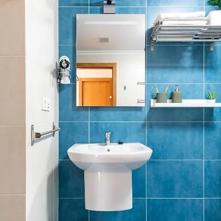 Soleado Y Silencioso - Garaje- A 17 Min Andando Del Centro De *