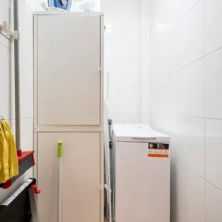 Soleado Y Silencioso - Garaje- A 17 Min Andando Del Centro De